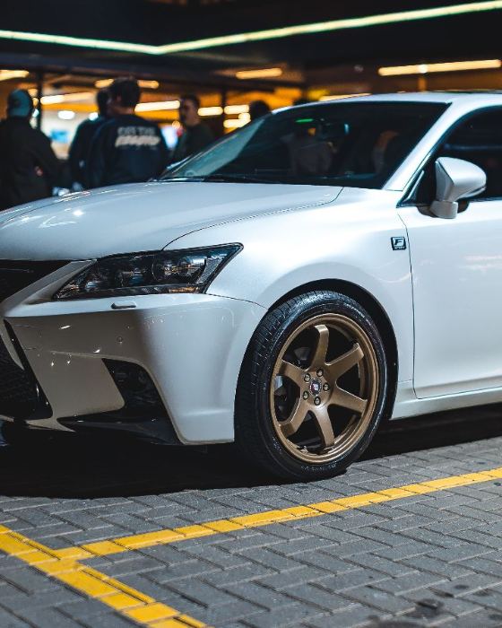 Lexus branco com rodas bronze