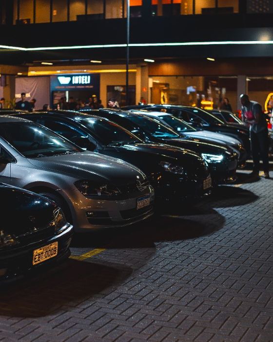 Fileira de carros no encontro do Humaitá Mall