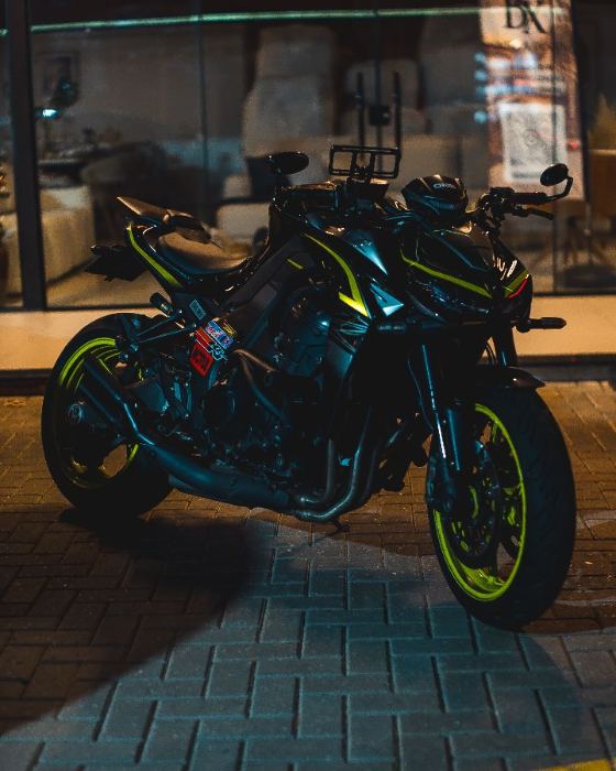 Moto naked preta com detalhes verde-limão